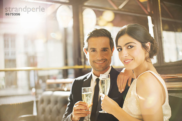 Pärchen trinken Champagner im Restaurant