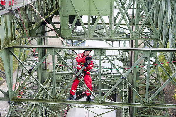 Feuerwehrmann übt die Höhenrettung am alten Schiffshebewerk Henrichenburg  Waltrop  Nordrhein-Westfalen  Deutschland