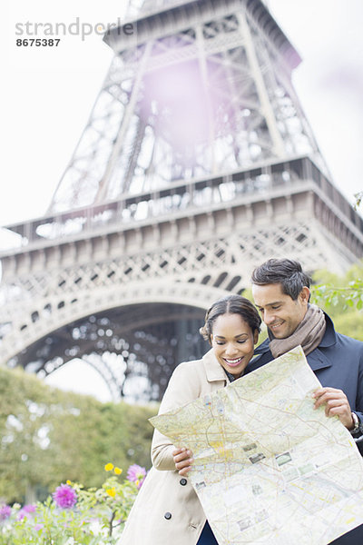 Paar Lesekarte vor dem Eiffelturm  Paris  Frankreich