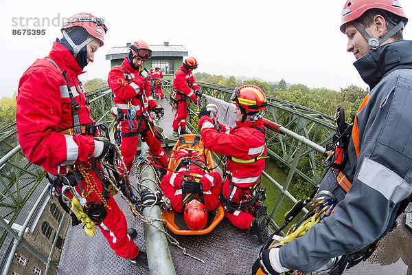 Feuerwehrmänner üben die Höhenrettung am alten Schiffshebewerk Henrichenburg  Waltrop  Nordrhein-Westfalen  Deutschland