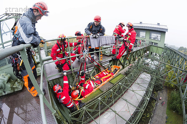 Feuerwehrmänner üben die Höhenrettung am alten Schiffshebewerk Henrichenburg  Waltrop  Nordrhein-Westfalen  Deutschland
