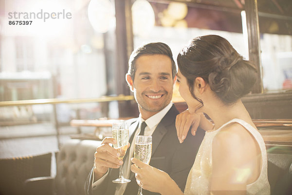 Pärchen trinken Champagner im Restaurant