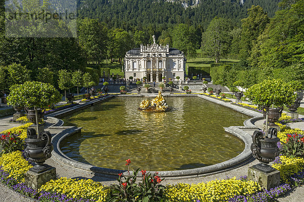 Wasserbassin mit Florabrunnen im Schlosspark vor Schloss Linderhof  Oberbayern  Bayern  Deutschland