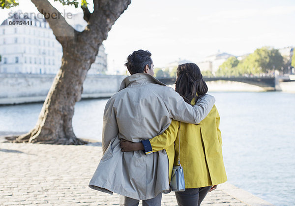 Paarwanderung entlang der Seine  Paris  Frankreich