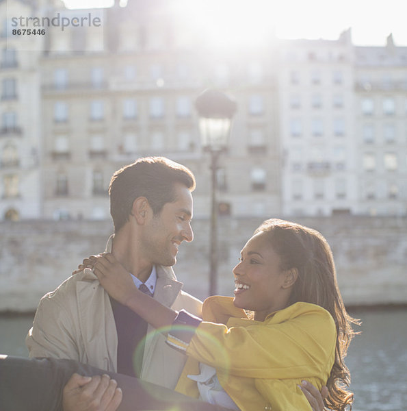 Mann mit Freundin an der Seine  Paris  Frankreich