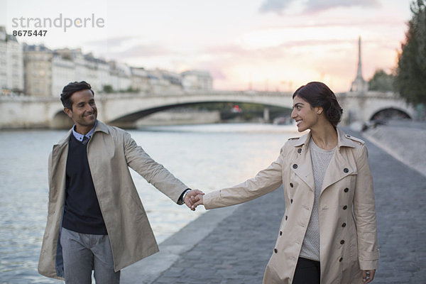 Paar hält sich an der Seine  Paris  Frankreich