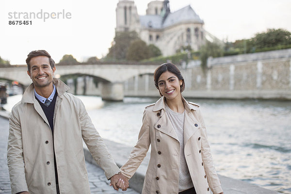 Paar hält sich an der Seine bei der Kathedrale Notre Dame  Paris  Frankreich