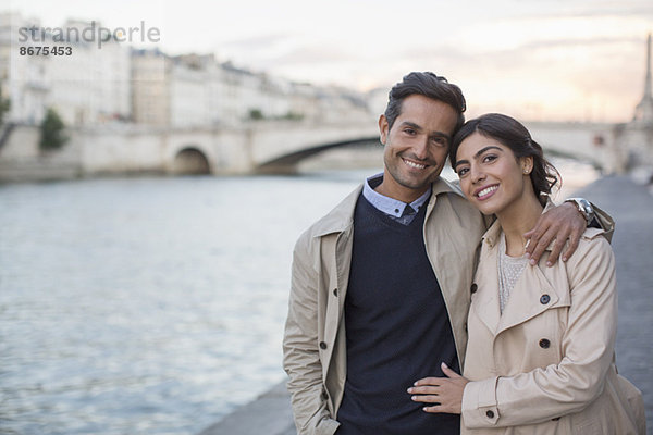 Paarwanderung entlang der Seine  Paris  Frankreich