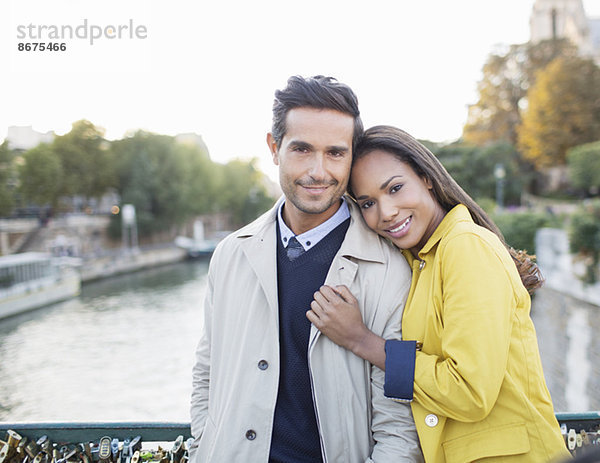 Paarumarmung auf der Pont des Arts Brücke über die Seine  Paris  Frankreich