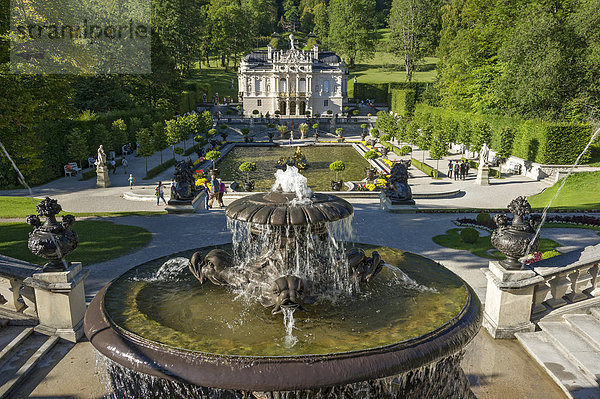 Terrassengarten mit Najadenbrunnen im Schlosspark von Schloss Linderhof  Oberbayern  Bayern  Deutschland