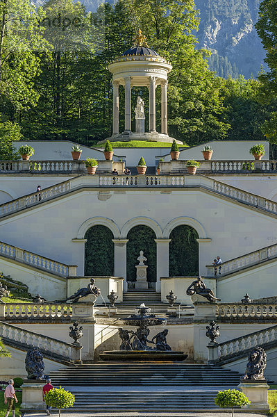 Venustempel über den Terrassengärten  Schlosspark  Schloss Linderhof  Oberbayern  Bayern  Deutschland