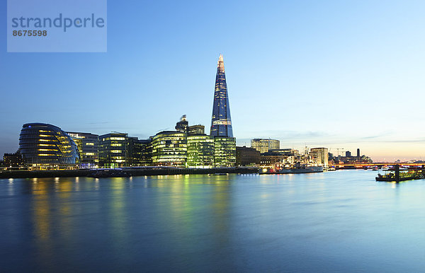 Skyline mit City Hall und The Shard mit Themse in der Dämmerung  London  England  Großbritannien