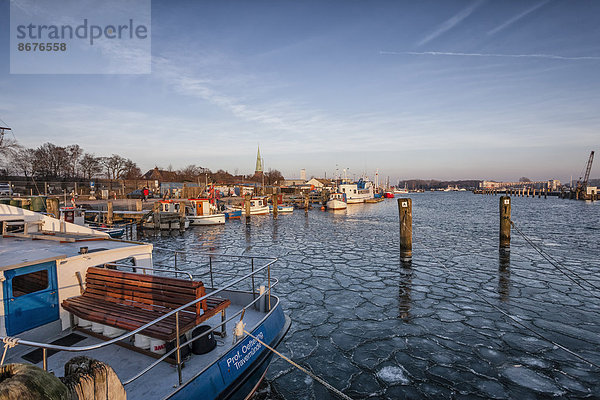 Fischereihafen von Travemünde im Winter  Schleswig-Holstein  Deutschland
