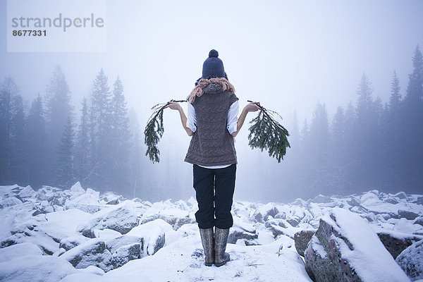 Felsbrocken  Europäer  Frau  bedecken  Baum  halten  Ast  Schnee