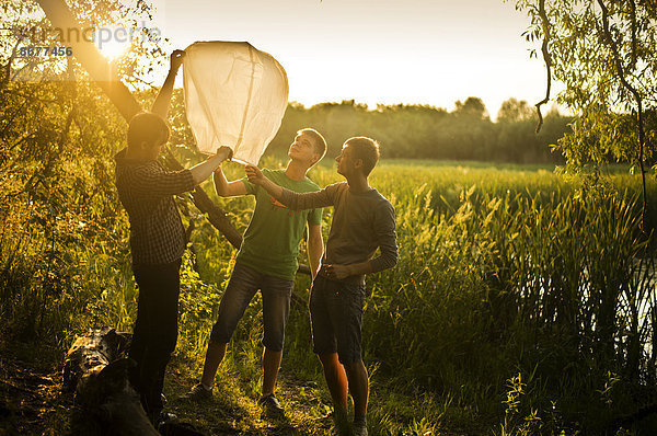Außenaufnahme  Europäer  Mann  fließen  Laterne - Beleuchtungskörper  Start  freie Natur