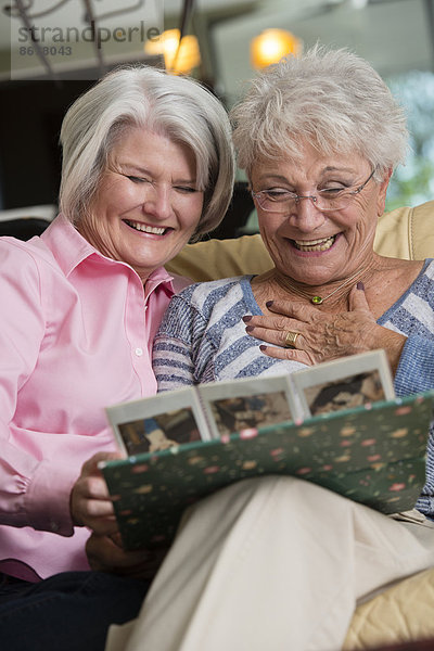 Senior  Senioren  Europäer  Frau  sehen  Fotografie  Album