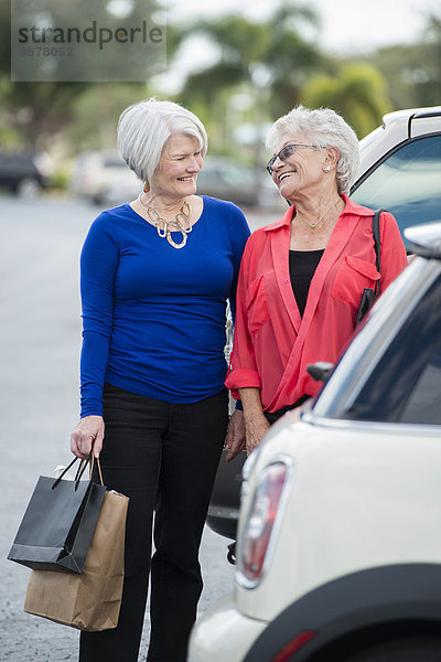 Senior  Senioren  Europäer  Frau  Tasche  parken  kaufen