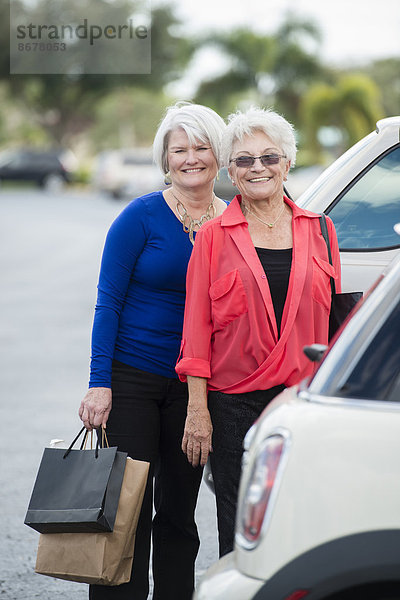 Senior  Senioren  Europäer  Frau  Tasche  parken  kaufen