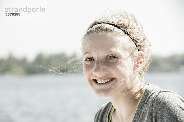 Außenaufnahme  Europäer  lächeln  Mädchen  freie Natur