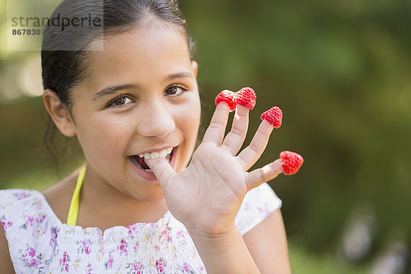 Außenaufnahme  mischen  Himbeere  essen  essend  isst  Mädchen  Mixed  freie Natur