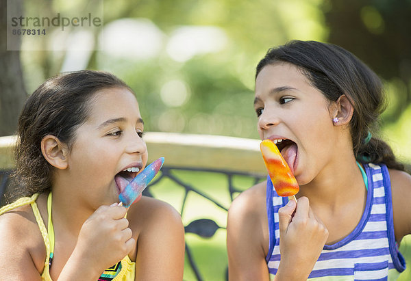 Außenaufnahme  Eis  mischen  Mädchen  essen  essend  isst  Gewürz  Mixed  freie Natur