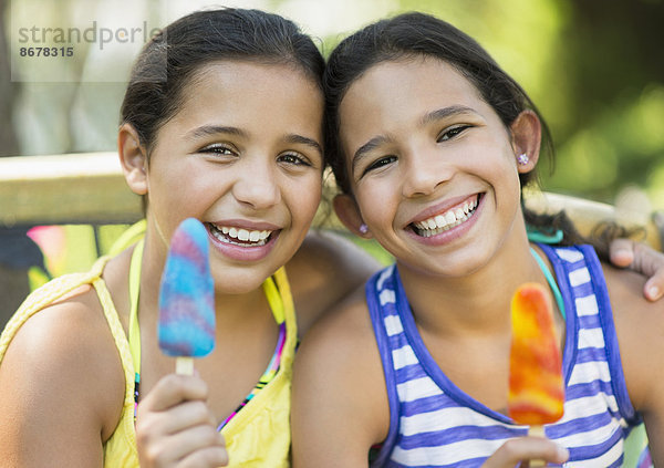 Außenaufnahme  Eis  mischen  Mädchen  essen  essend  isst  Gewürz  Mixed  freie Natur