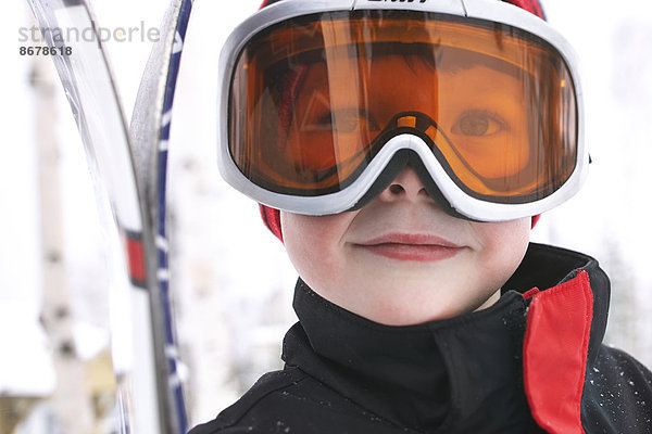 Europäer  Junge - Person  Ski  Kleidung  Fahrgestell  Schnee