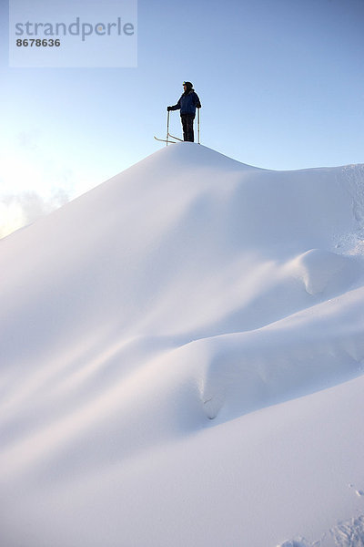 stehend  Europäer  Skifahrer  Schnee  Berggipfel  Gipfel  Spitze  Spitzen