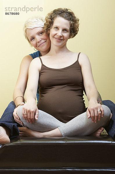 Europäer  lächeln  Schwangerschaft  Homosexuelle Frau  Frauen  Lesbisch  Lesbe  Lesben