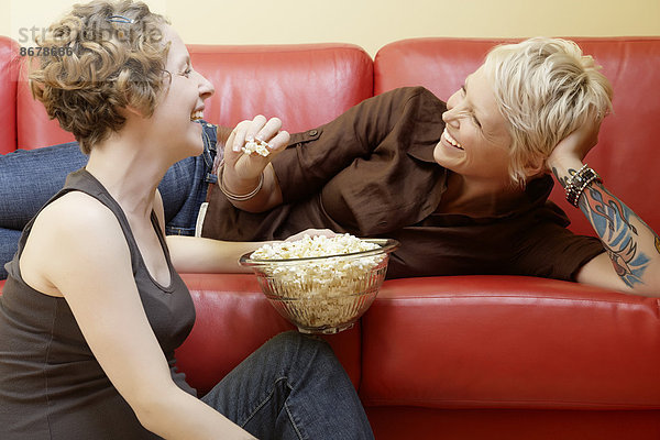 Europäer Schwangerschaft Homosexuelle Frau Frauen Lesbisch Lesbe Lesben essen essend isst Popcorn