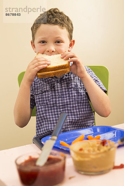 Europäer  Junge - Person  Küche  Sandwich  essen  essend  isst