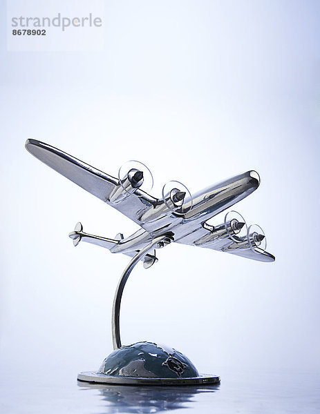 Flugzeug  fliegen  fliegt  fliegend  Flug  Flüge  über  Modell  Globus