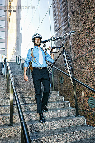 Stufe  Städtisches Motiv  Städtische Motive  Straßenszene  Straßenszene  Europäer  Geschäftsmann  tragen  Fahrrad  Rad