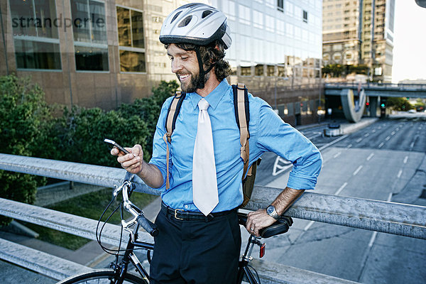 benutzen  Europäer  Geschäftsmann  Telefon  Fahrrad  Rad  Handy