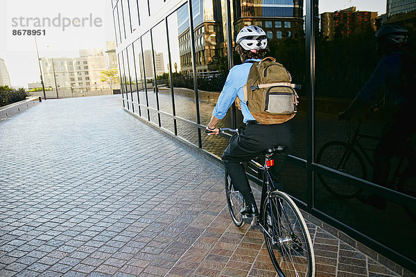Außenaufnahme  Europäer  Geschäftsmann  Gebäude  fahren  Fahrrad  Rad