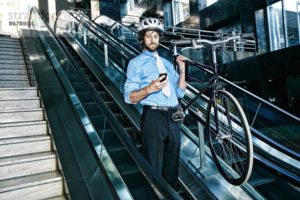 Rolltreppe  Europäer  Geschäftsmann  tragen  Fahrrad  Rad