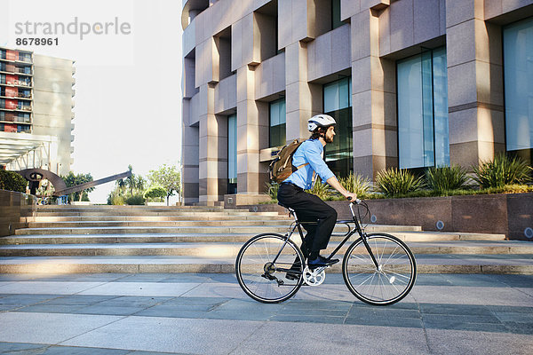 Außenaufnahme  Europäer  Geschäftsmann  Gebäude  fahren  Büro  Fahrrad  Rad