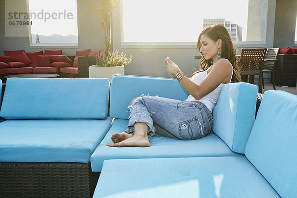 Handy benutzen Couch Mittelpunkt