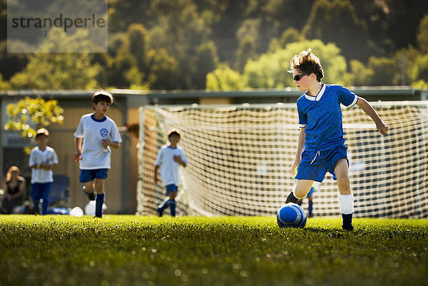 Spielfeld Sportfeld Sportfelder Europäer Junge - Person Fußball spielen