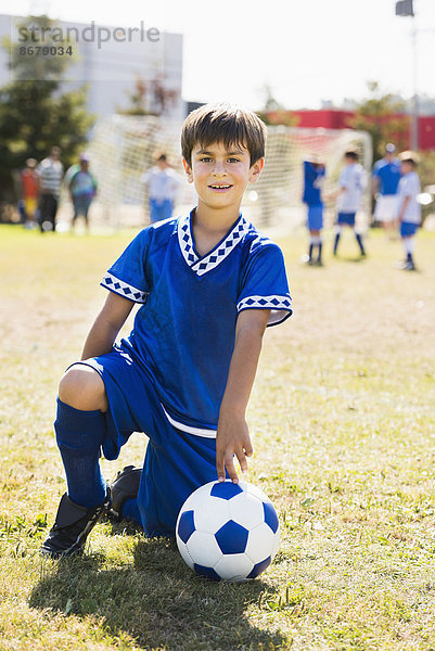 kniend Junge - Person mischen Feld Fußball Ball Spielzeug Mixed