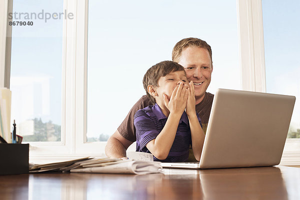 benutzen  Schreibtisch  Notebook  Menschlicher Vater  Sohn