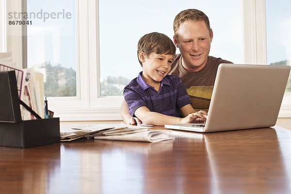 benutzen  Schreibtisch  Notebook  Menschlicher Vater  Sohn