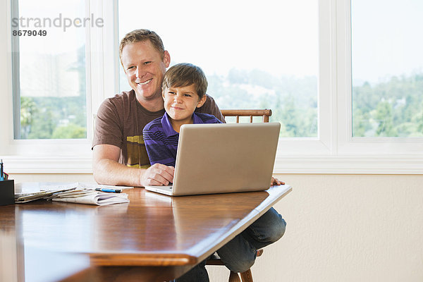 Vater und Sohn zusammen mit laptop