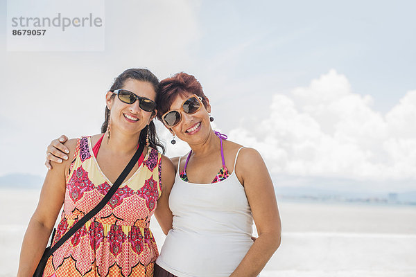 Zusammenhalt  Frau  lächeln  Strand  Hispanier