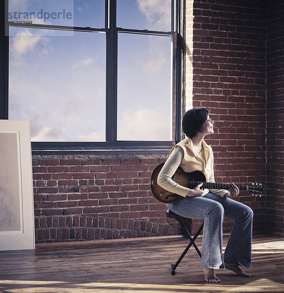 Europäer  Frau  Spiel  Zimmer  Gitarre  Wohnzimmer