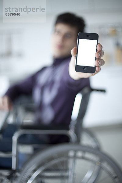 Europäer  Mann  Telefon  halten  Handy  Rollstuhl