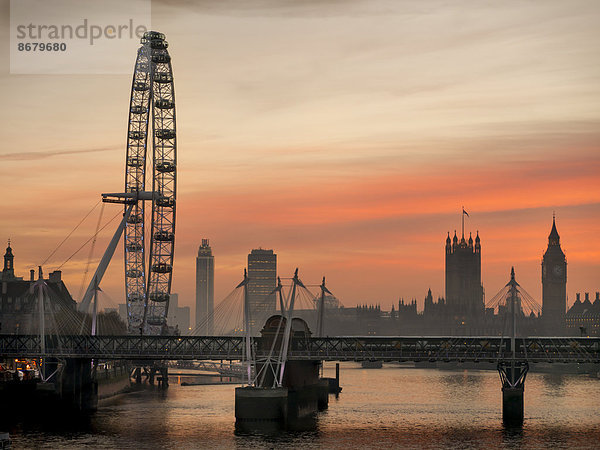 Skyline mit London Eye und Hungerford Bridge  London  England  Großbritannien  Europa