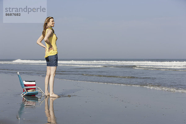 Eine Frau mit Sonnenhut und Schal am Strand der New Jersey Shore  in Ocean City.