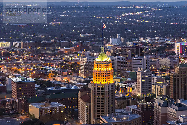 USA  Texas  San Antonio  Tower Life Building mit amerikanischer Flagge an der Spitze