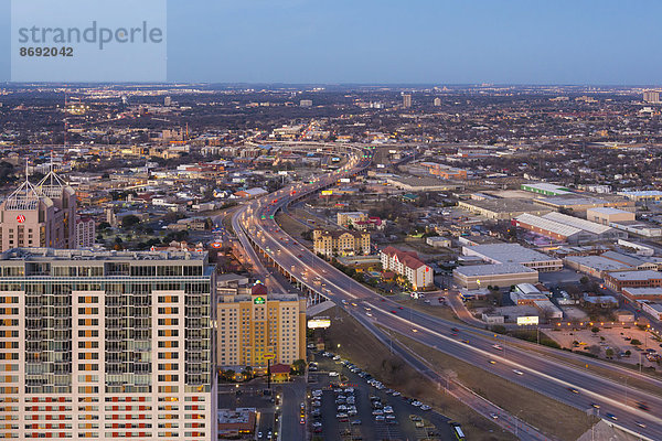 USA  Texas  San Antonio  Grand Hyatt Hotel im Vordergrund  Verkehr auf dem Interstate Highway 37